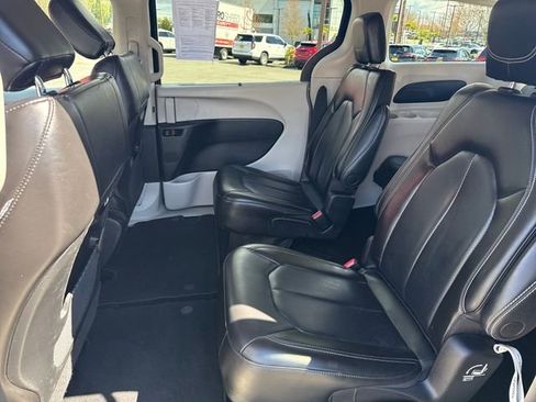 Used 2023 Chrysler Pacifica Touring-L FWD image 14