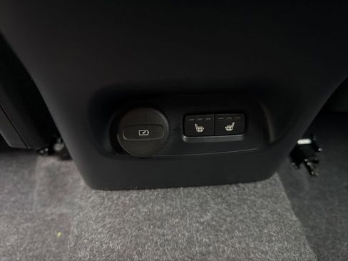Used 2025 Volvo XC40 B5 Plus AWD/4WD image 5