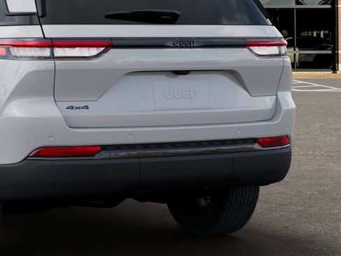 New 2025 Jeep Grand Cherokee Altitude image 13