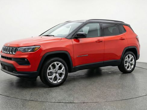Used 2025 Jeep Compass Latitude image 3