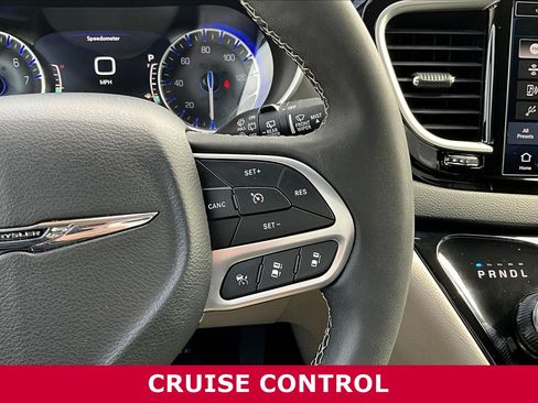 Used 2024 Chrysler Pacifica Touring-L image 13