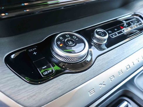 Certified 2025 Ford Expedition Platinum AWD/4WD image 20
