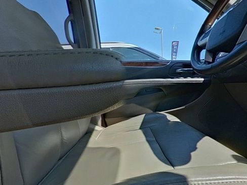 Used 2015 Chrysler Town & Country Limited Platinum FWD image 30