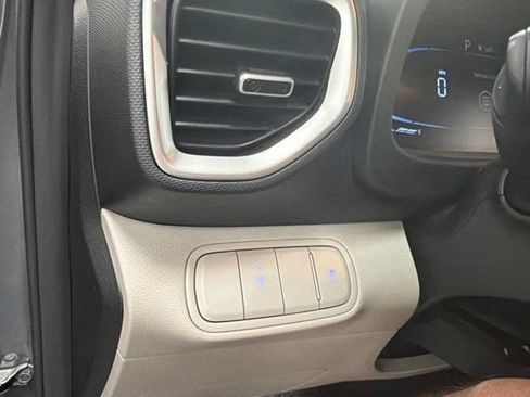 Used 2025 Hyundai Venue SEL FWD image 25