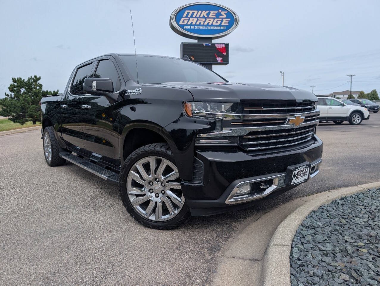 Used 2019 Chevrolet Silverado 1500 High Country w/ High Country Premium Package AWD/4WD image 2