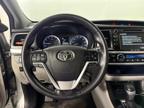 Used 2017 Toyota Highlander Plus FWD image 12