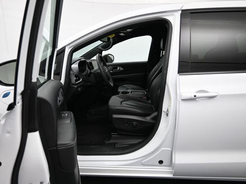 Used 2024 Chrysler Pacifica Limited FWD image 20