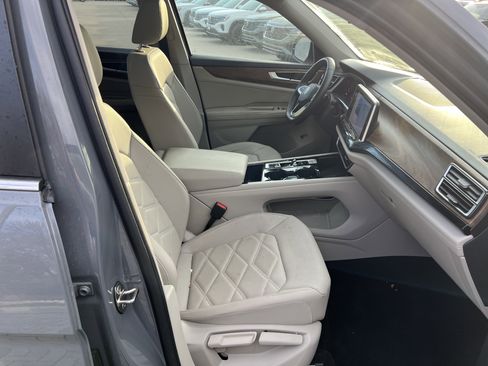Certified 2025 Volkswagen Atlas SE w/ Panoramic Sunroof Package image 29