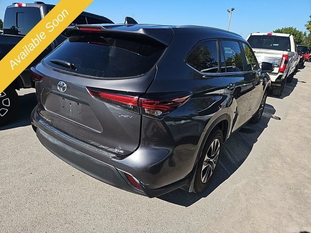 Used 2025 Toyota Highlander XLE AWD/4WD image 4