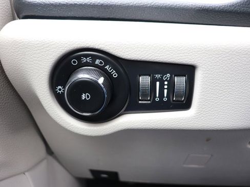 Used 2023 Chrysler Pacifica Touring-L FWD image 24