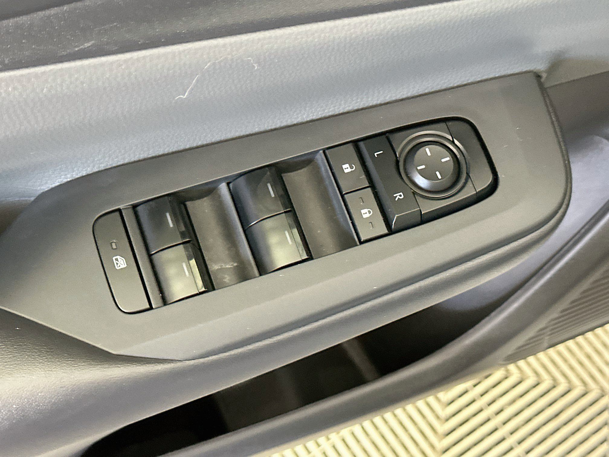 Used 2025 Toyota Prius LE FWD image 15