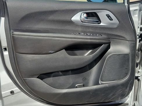 New 2026 Chrysler Pacifica Limited image 11