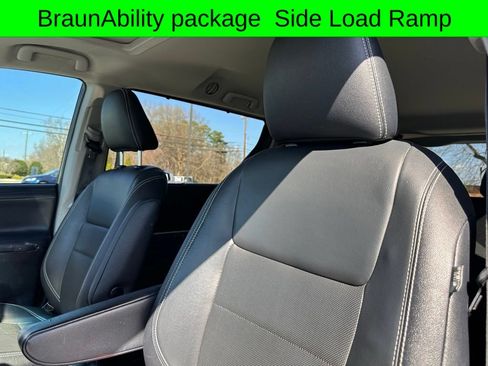 Used 2015 Toyota Sienna SE w/ SE Preferred Package FWD image 24