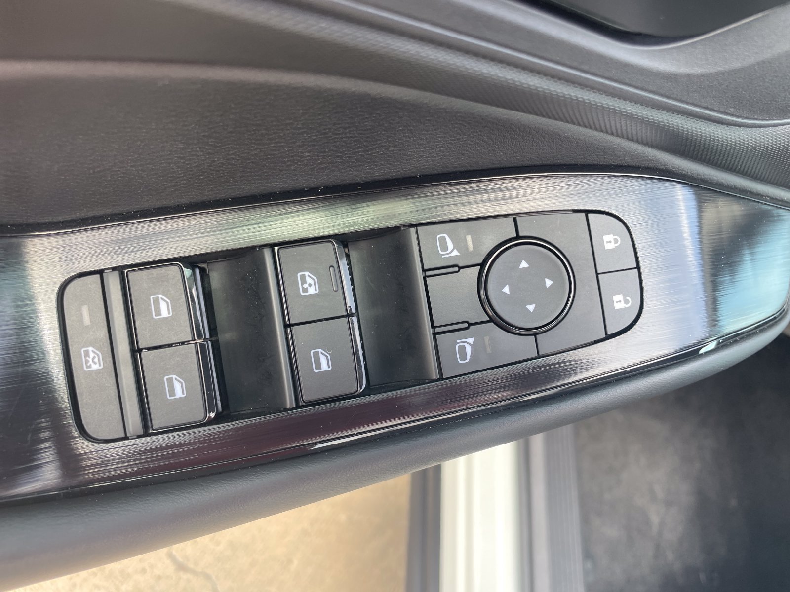 Used 2026 Nissan Rogue S FWD image 22