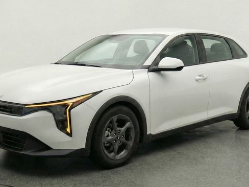 Used 2025 Kia K4 LXS image 3