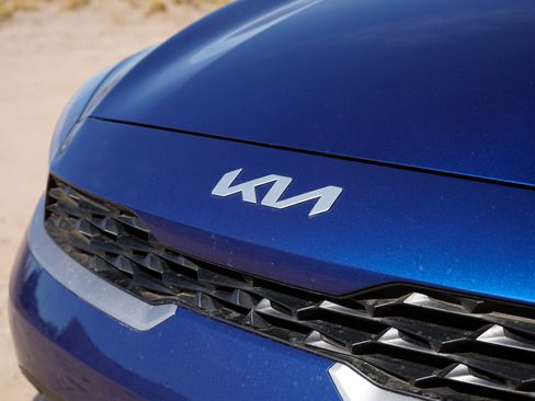 Used 2024 Kia Forte LXS w/ LXS Technology Package image 2