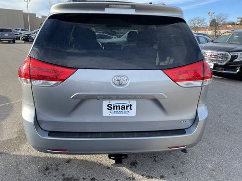 Used 2014 Toyota Sienna XLE image 6