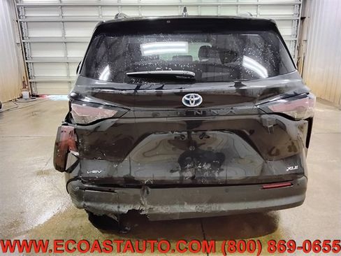 Used 2025 Toyota Sienna XLE FWD image 8