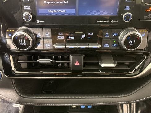 Used 2022 Toyota Highlander XLE image 29