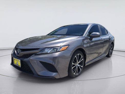 Used 2020 Toyota Camry SE FWD image 1