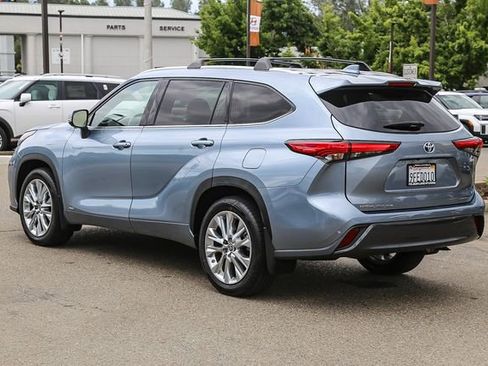 Used 2023 Toyota Highlander Limited AWD/4WD image 2