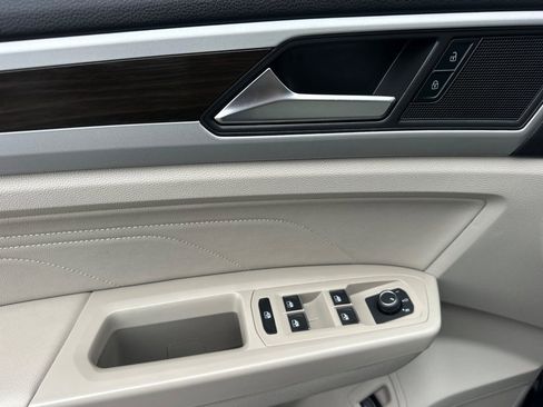 Used 2023 Volkswagen Atlas SE w/ Panoramic Sunroof Package FWD image 11