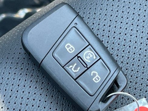 Used 2025 Volkswagen Taos SEL AWD/4WD image 33