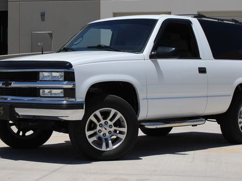 Used 1999 Chevrolet Tahoe 4WD 2-Door w/ Skid Plate Pkg image 2