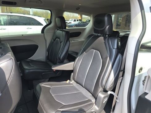 Used 2024 Chrysler Pacifica Touring-L image 11