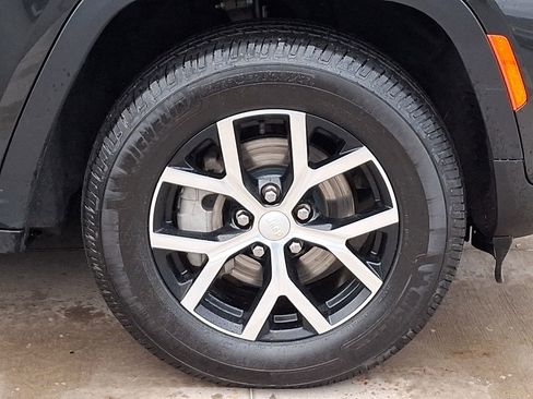 Used 2023 Jeep Grand Cherokee Limited image 8