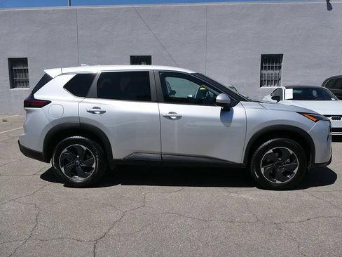 Used 2024 Nissan Rogue SV FWD image 2