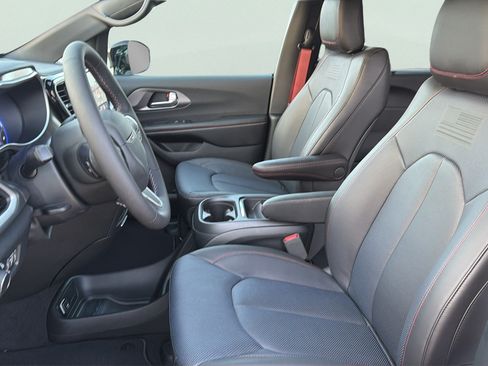 New 2027 Chrysler Pacifica Select FWD image 13