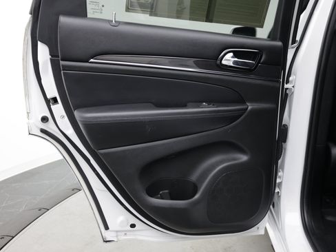 Used 2020 Jeep Grand Cherokee Overland RWD image 28