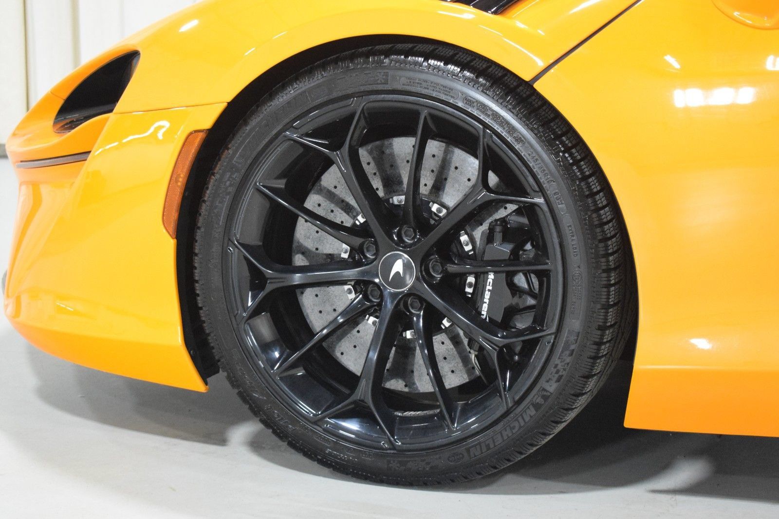 Used 2024 McLaren Artura RWD image 5