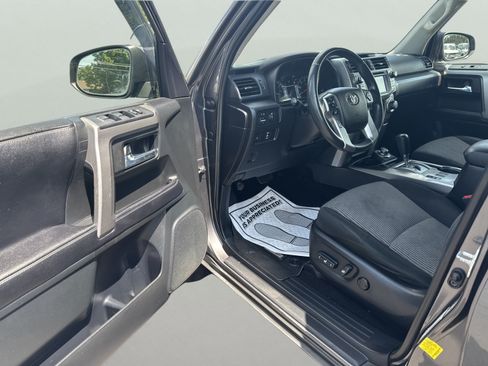 Used 2016 Toyota 4Runner SR5 AWD/4WD image 10