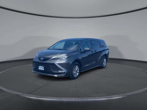 Used 2025 Toyota Sienna LE FWD image 5