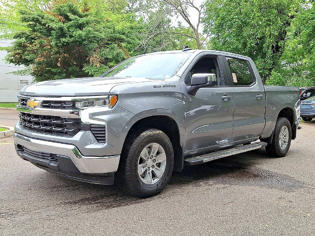 Used 2023 Chevrolet Silverado 1500 LT w/ Convenience Package II AWD/4WD image 3