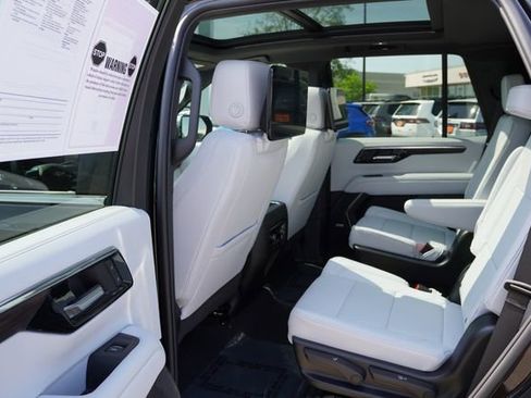 Used 2025 Chevrolet Tahoe Premier AWD/4WD image 17