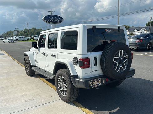 Used 2025 Jeep Wrangler Unlimited Sahara AWD/4WD image 9