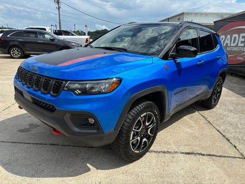 Used 2026 Jeep Compass Trailhawk w/ Sun, Sound & Navigation Group AWD/4WD image 3