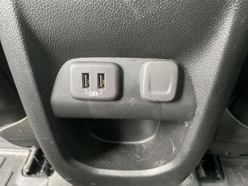 Used 2022 Chevrolet Colorado Z71 AWD/4WD image 11