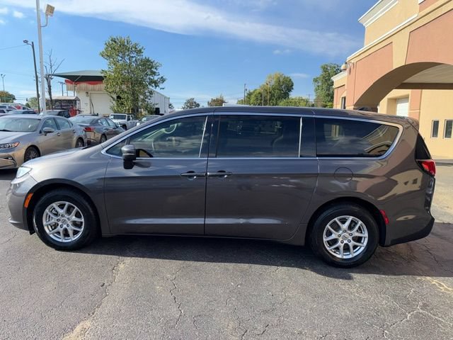 Used 2023 Chrysler Pacifica Touring-L FWD image 7