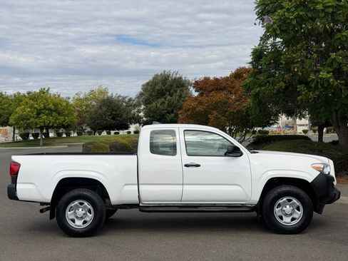 Used 2018 Toyota Tacoma SR RWD image 5