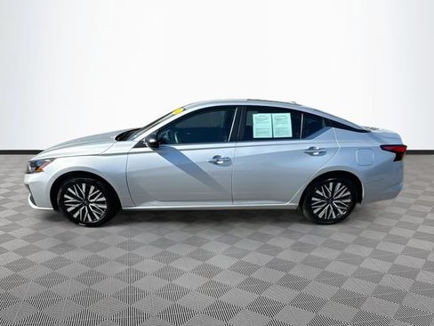 Used 2025 Nissan Altima 2.5 SV FWD image 4