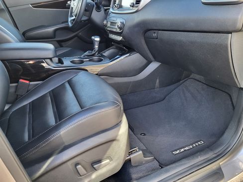 Used 2019 Kia Sorento EX image 17