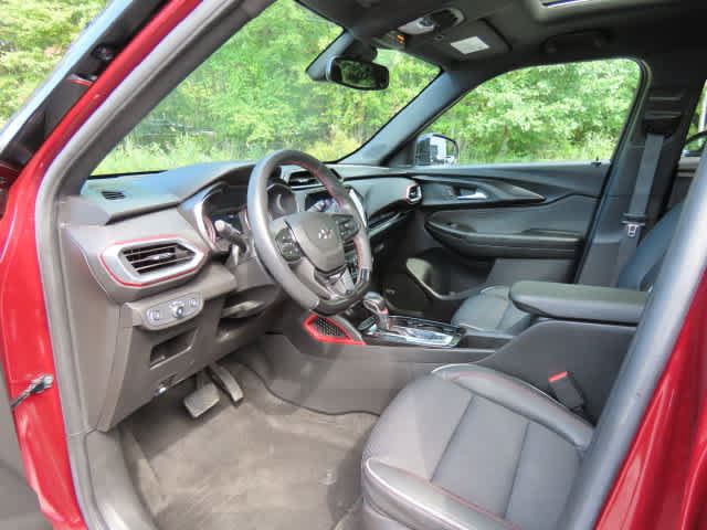Used 2022 Chevrolet TrailBlazer RS w/ Sun and Liftgate Package FWD image 2