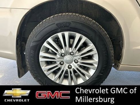 Used 2015 Chrysler Town & Country Touring-L w/ Driver Convenience Group image 11