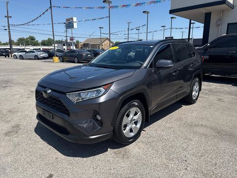 Used 2019 Toyota RAV4 XLE w/ Convenience Package FWD image 2