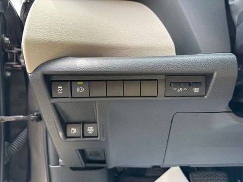 Used 2023 Toyota Sienna XLE FWD image 25