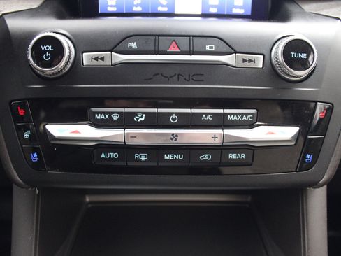 Used 2020 Ford Explorer Platinum w/ Premium Technology Package image 23